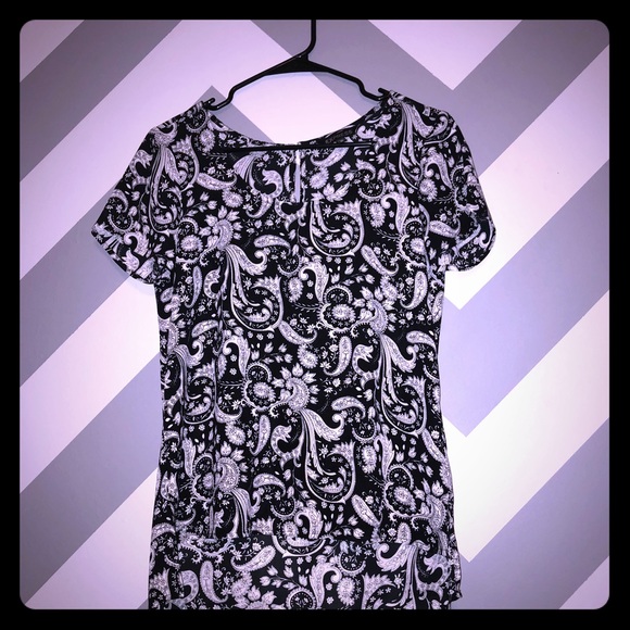 Express Tops - ➡️JUST ADDED⬅️ Express B&W Paisley Hi-Lo Top Express Tops - ➡️JUST ADDED⬅️ Express B&W Paisley Hi-Lo Top